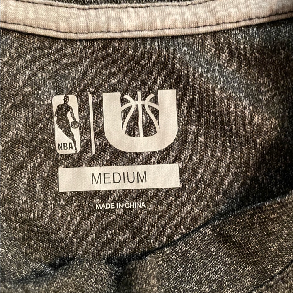 Men’s Medium Gray NBA Miami Heat Activewear Shirt - Picture 3 of 3